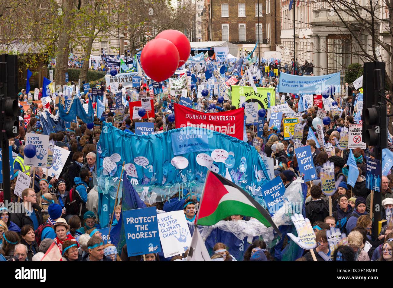 „The Wave“ gegen den Klimawandel, Demonstration, die das Bewusstsein für die Probleme der globalen Erwärmung vor der COP15-Klimakonferenz der Vereinten Nationen in Kopenhagen 2009 schärft. Grosvenor Square, Borough of Westminster, London, Großbritannien. 5 Dez 2009 Stockfoto