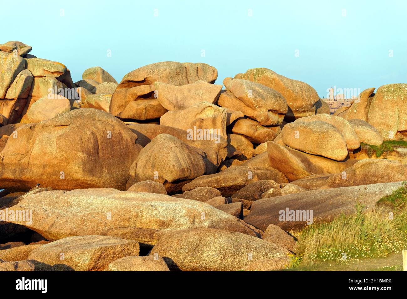 Insel Rénote, in Trégastel (Côte de Granite Rose, Côtes d'Armor, Bretagne, Frankreich). Stockfoto