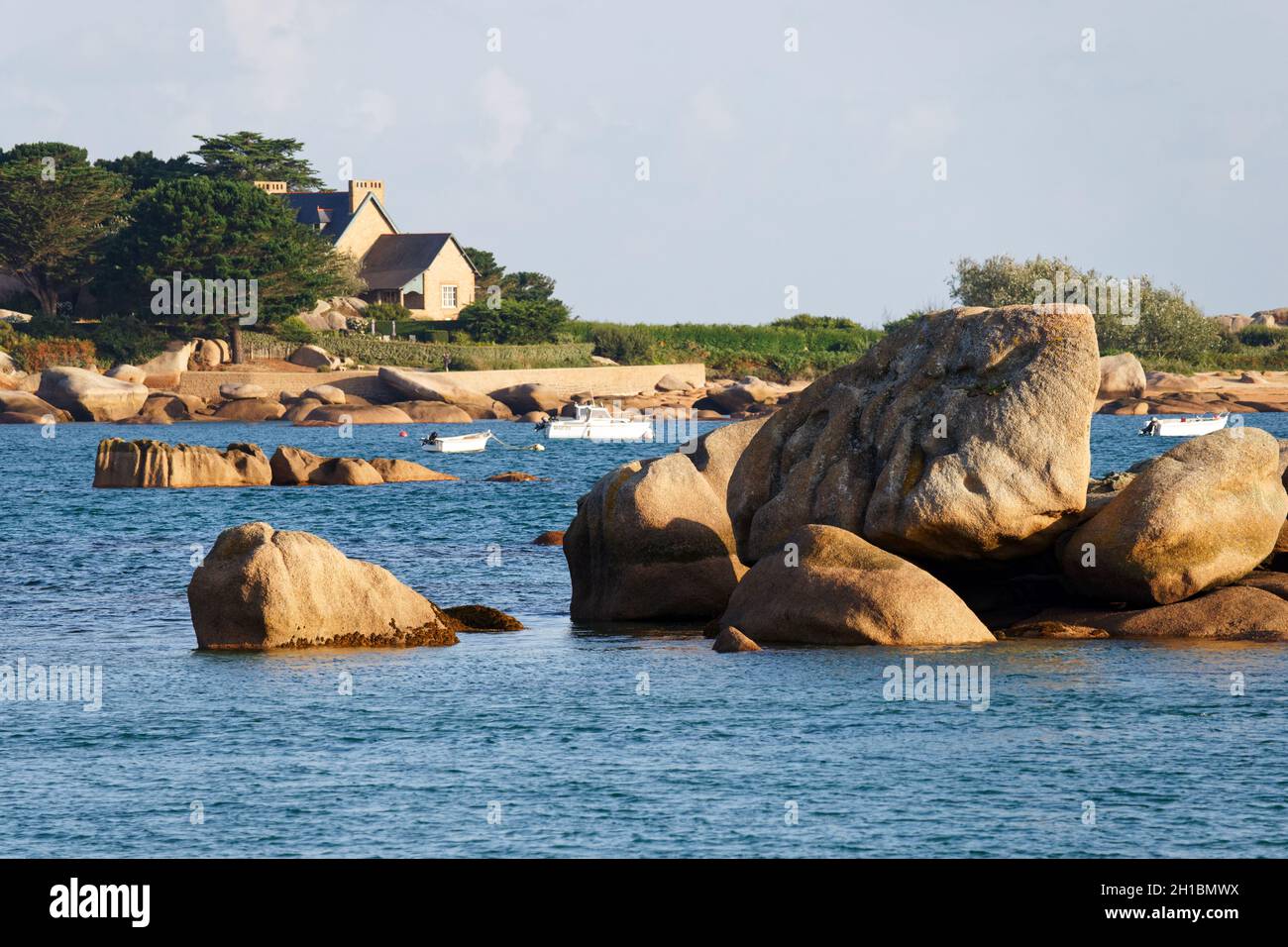 Insel Rénote, Blick vom Strand Quo Vadis, in Trégastel (Côte de Granite Rose, Côtes d'Armor, Bretagne, Frankreich). Stockfoto
