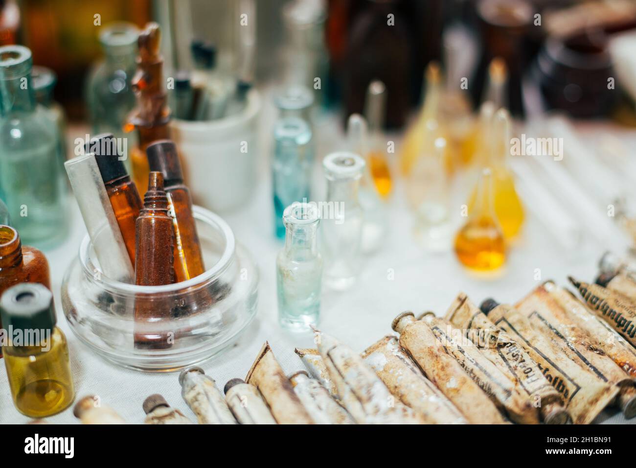 Viele Alte Medizinische Glas Kapazität. Detail Der Retro Chemical Pharmaceutical Science Erforscht. Viele Kleine Vintage Flaschen Und Glaswaren In Verschiedenen Größen Stockfoto