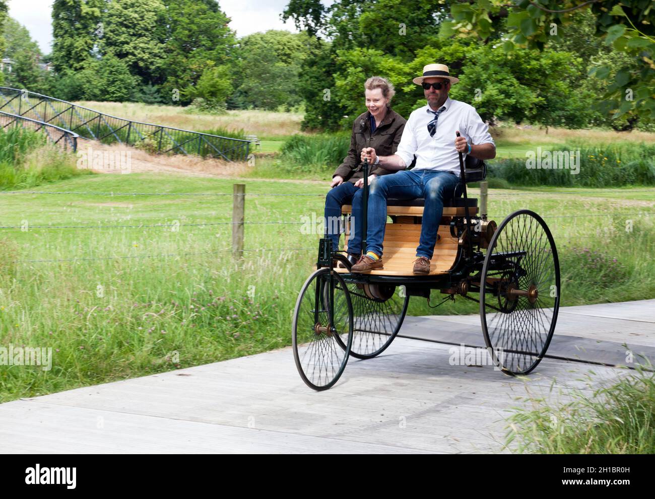Eine exakte Nachbildung des Benz Motorwagen, die auf der London Classic Car Show 2021 gezeigt wird Stockfoto