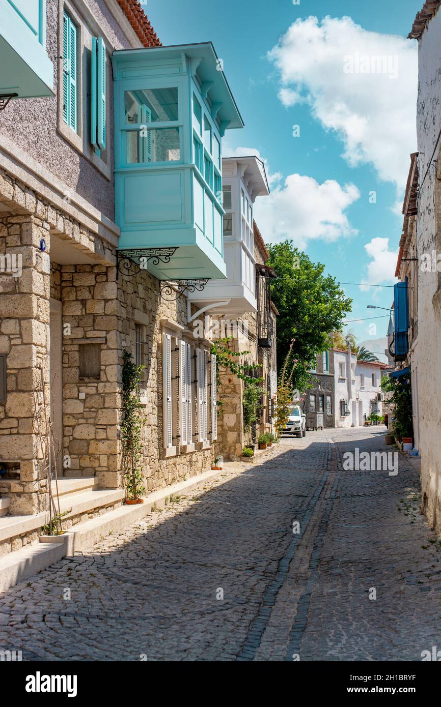 Eine alte enge Straße mit Kopfsteinpflaster, Alacati, Türkei Stockfoto