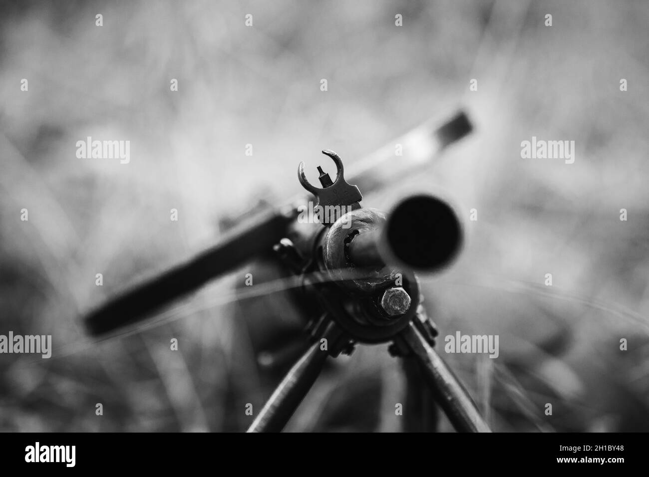 Sowjetische Waffe der Roten Armee im Zweiten Weltkrieg. Degtyaryov DP Maschinengewehr auf dem Boden. Russische Munitionswaffen aus dem 2. Weltkrieg. Foto In Schwarzweiß Stockfoto