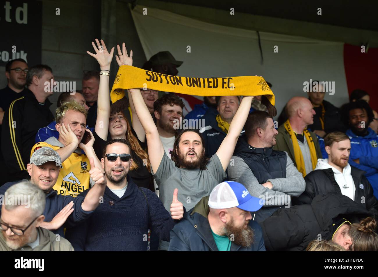 Sutton United Fans während der Sky Bet League zwei Spiele zwischen Crawley Town und Sutton United im People's Pension Stadium , Crawley , UK - 16. Oktober 2021 nur für redaktionelle Verwendung. Keine Verkaufsförderung. Für Football-Bilder gelten Einschränkungen für FA und Premier League. Keine Nutzung des Internets/Handys ohne FAPL-Lizenz - für Details wenden Sie sich an Football Dataco Stockfoto