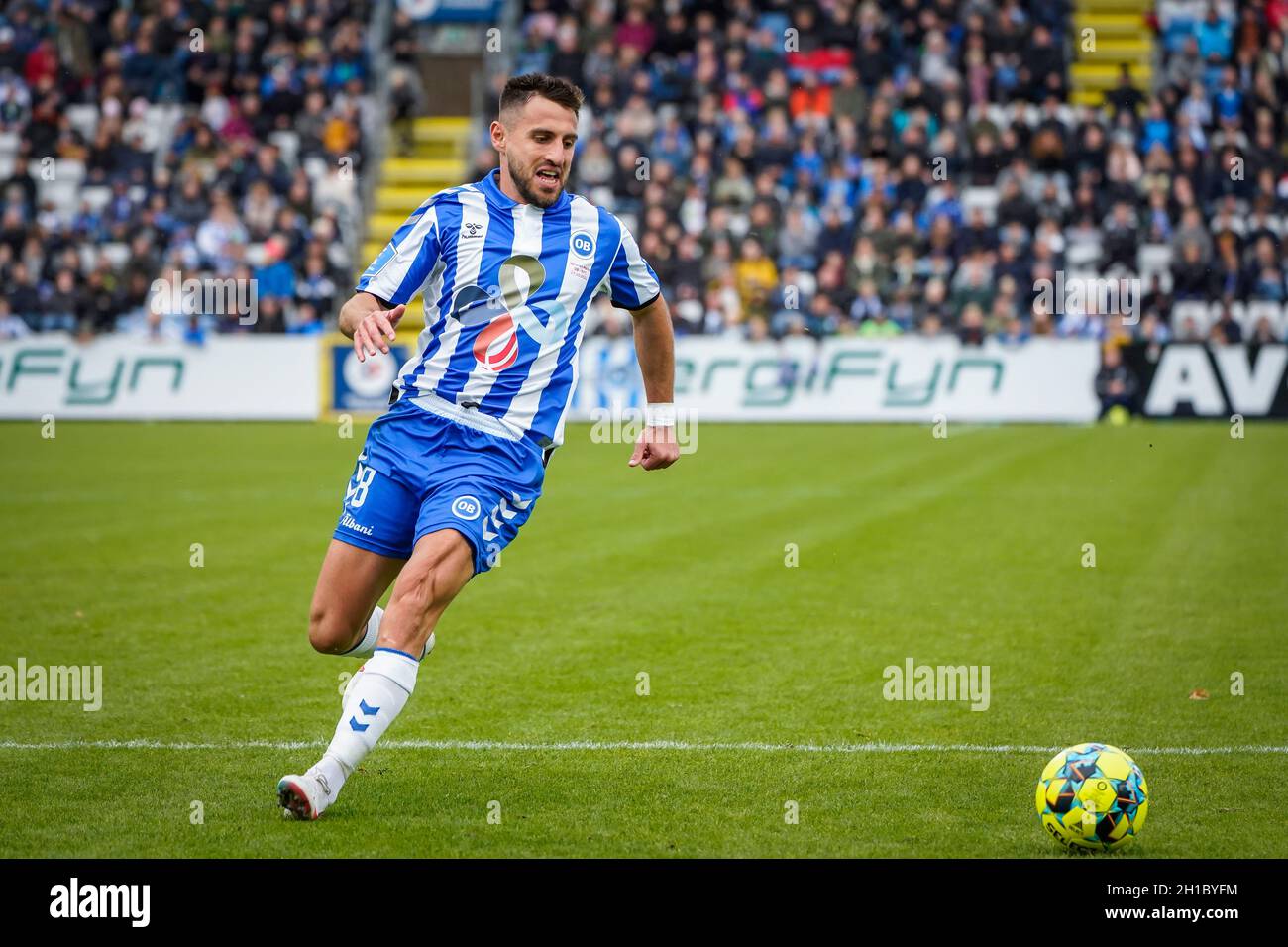 Odense, Dänemark. Oktober 2021. Bashkim Kadrii (8) von ob beim 3F Superliga-Spiel zwischen Odense Boldklub und dem FC Randers im Nature Energy Park in Odense. (Foto: Gonzales Photo/Alamy Live News Stockfoto