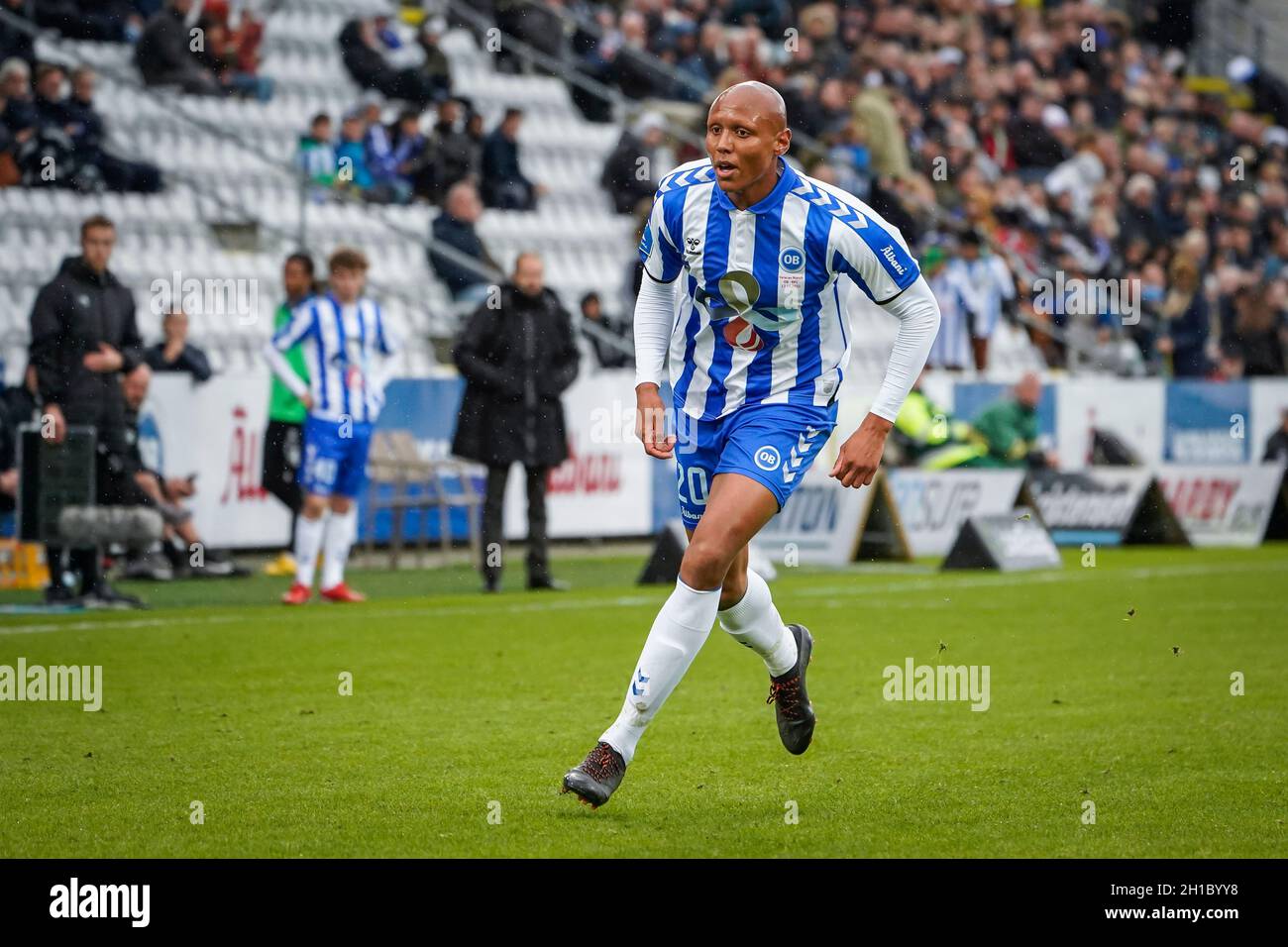 Odense, Dänemark. Oktober 2021. Ayo Simon Okosun (20) von ob beim 3F Superliga-Spiel zwischen Odense Boldklub und dem FC Randers im Nature Energy Park in Odense. (Foto: Gonzales Photo/Alamy Live News Stockfoto