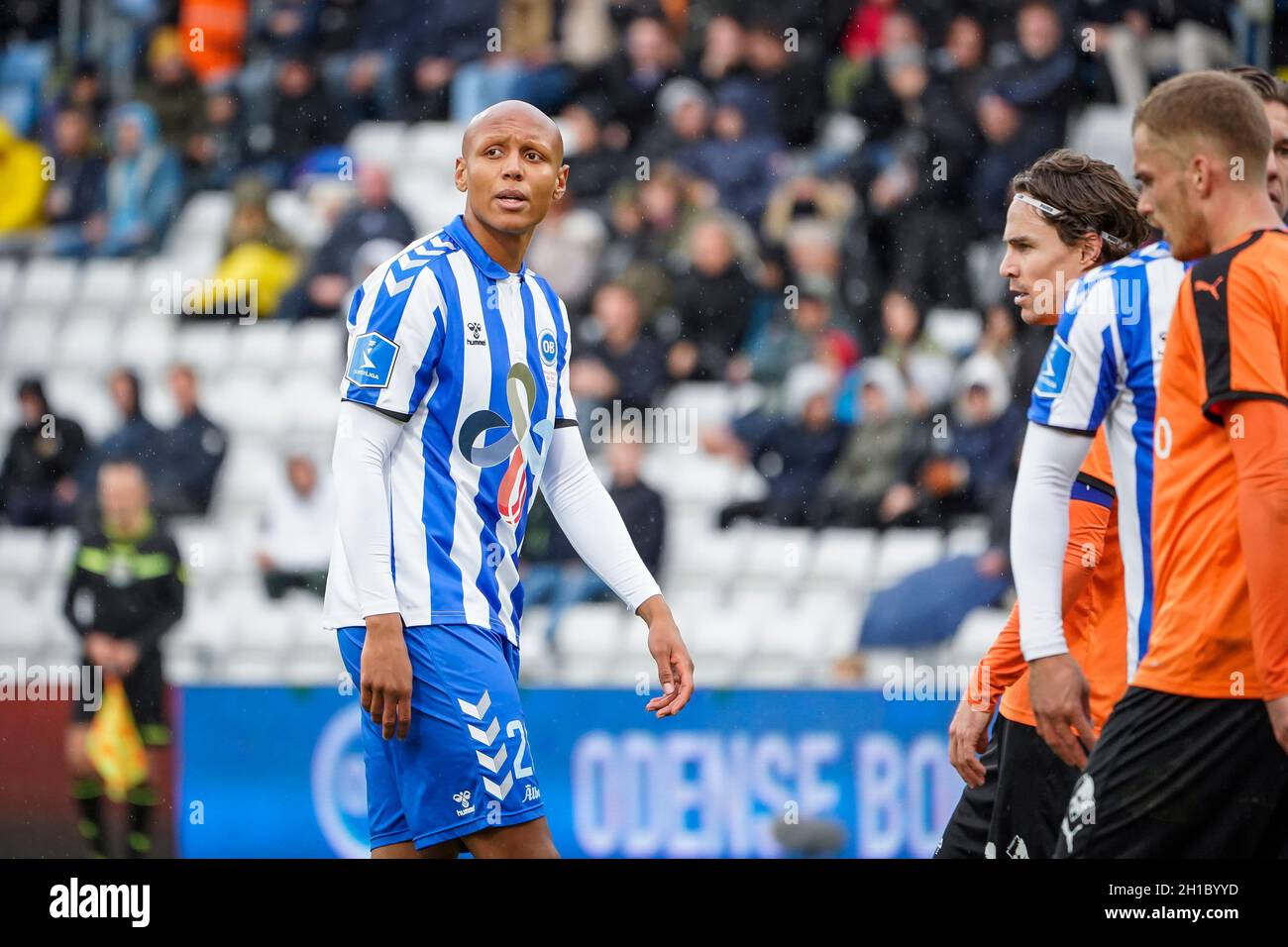 Odense, Dänemark. Oktober 2021. Ayo Simon Okosun (20) von ob beim 3F Superliga-Spiel zwischen Odense Boldklub und dem FC Randers im Nature Energy Park in Odense. (Foto: Gonzales Photo/Alamy Live News Stockfoto