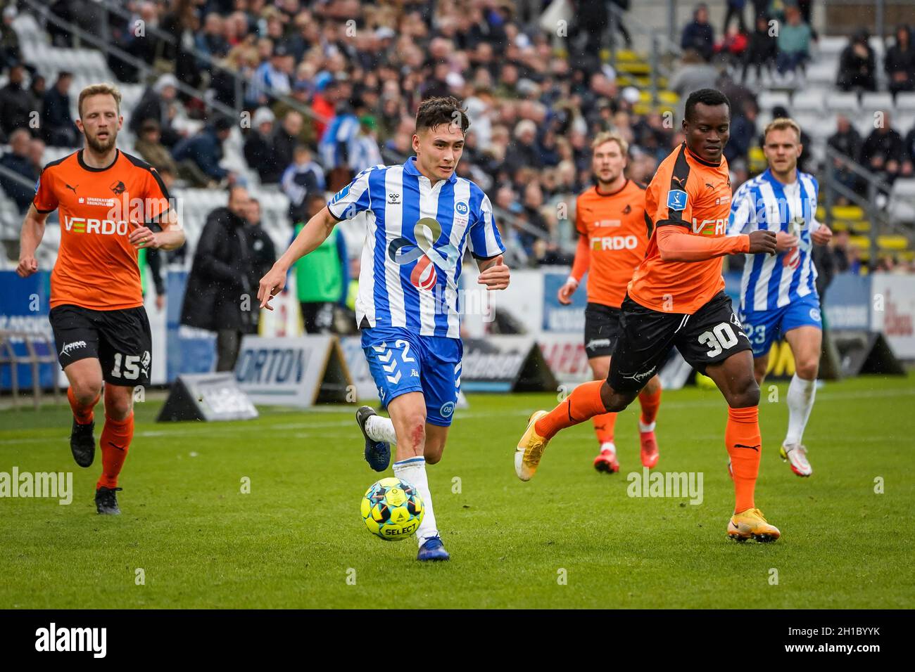 Odense, Dänemark. Oktober 2021. Nichola Mickelson (2) von ob beim 3F Superliga-Spiel zwischen Odense Boldklub und dem FC Randers im Nature Energy Park in Odense. (Foto: Gonzales Photo/Alamy Live News Stockfoto