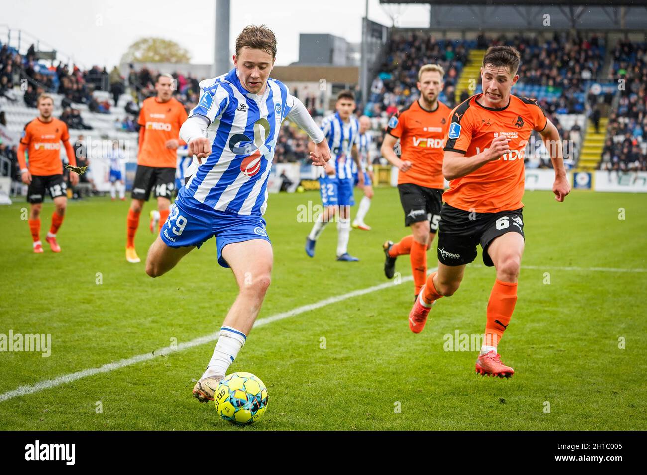 Odense, Dänemark. Oktober 2021. Die Mads Frokjaer-Jensen (29) von ob und Lasse Berg Johnsen (6) von Randers FC wurden während des 3F Superliga-Spiels zwischen Odense Boldklub und Randers FC im Nature Energy Park in Odense gesehen. (Foto: Gonzales Photo/Alamy Live News Stockfoto