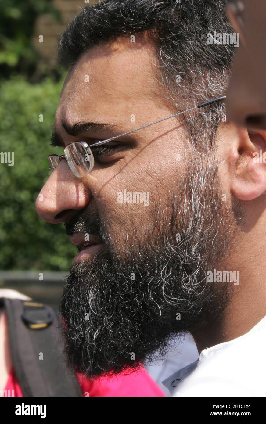 Hassprediger Anjem Choudary - gesehen bei radikaler muslimischer Kundgebung vor der Polizeistation Forest Gate im Jahr 2006 - sprach er mit Sulayman Keeler (geb. Stockfoto