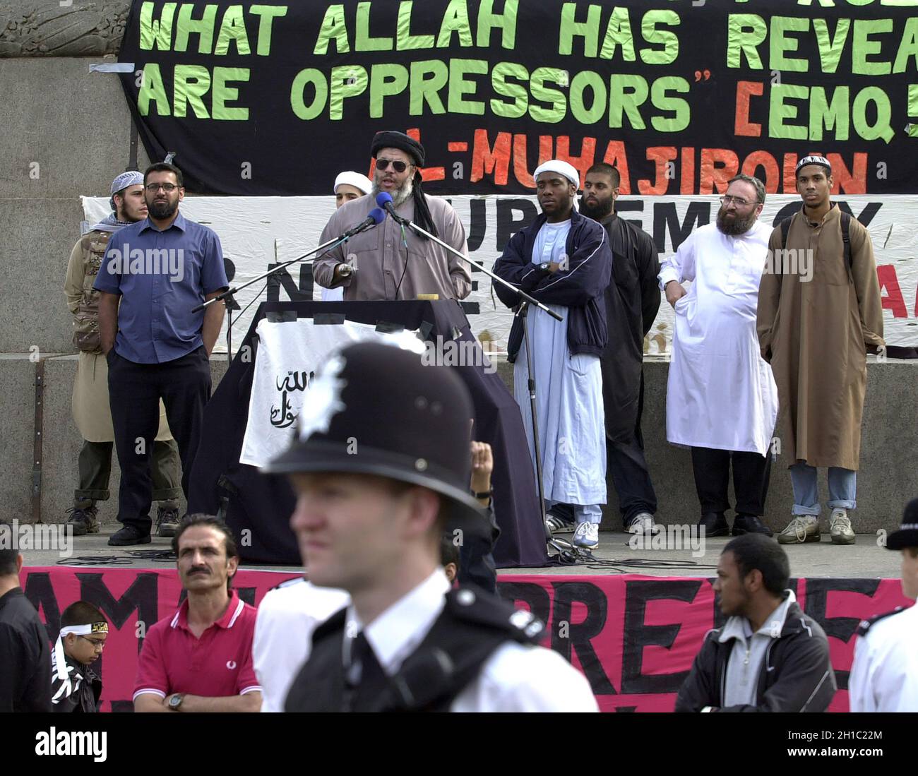 Hassprediger Anjem Choudary - gesehen bei einer radikalen muslimischen Kundgebung im Jahr 2002 mit anderen Hasspredigern - Abu Hamza und Omar Bakri Mohammed. Die Kundgebung fand in Augus statt Stockfoto