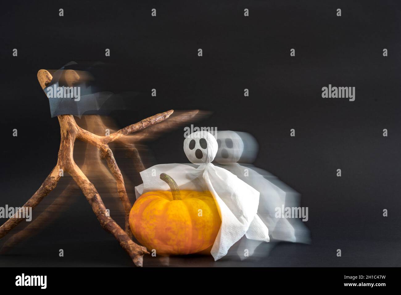 Kürbis, Geister und Fledermäuse auf schwarzem Hintergrund mit Unschärfe-Effekt. Speicherplatz kopieren Stockfoto