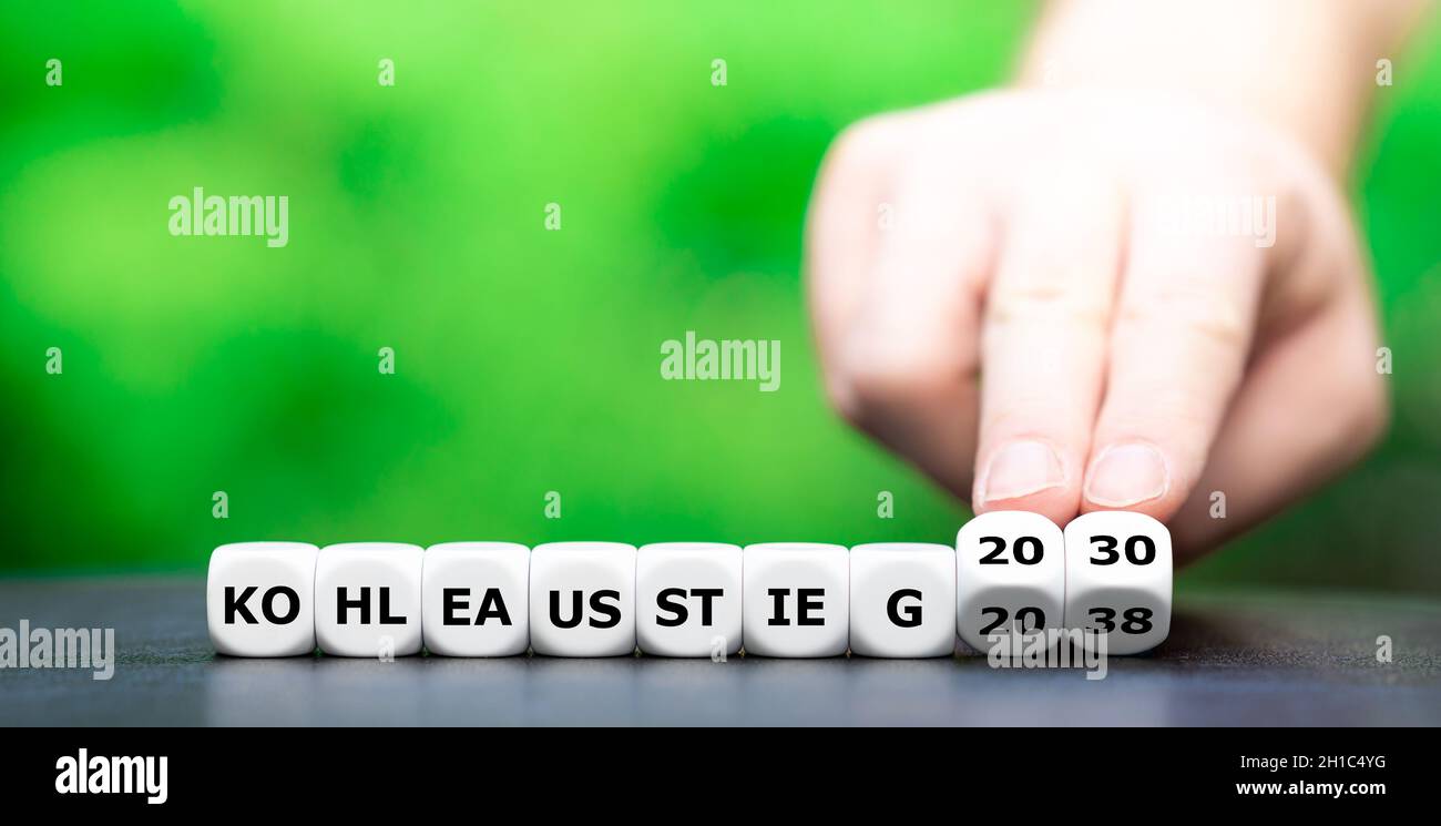 Symbol für die Einstellung der Nutzung von Kohle als Energiequelle in Deutschland im Jahr 2030. Hand dreht Würfel und ändert den deutschen Ausdruck 'Kohleausstieg 2038' in 'Kohlea Stockfoto