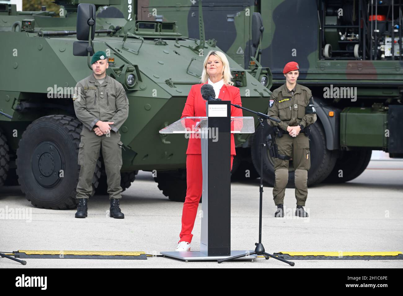 Wien, Österreich. 18. Okt. 2021. Pressekonferenz zu den Militärfeiern der Streitkräfte anlässlich des Nationalfeiertags 2021 auf dem Heldenplatz in Wien mit Verteidigungsministerin Klaudia Tanner (ÖVP). Kredit: Franz Perc / Alamy Live News Stockfoto