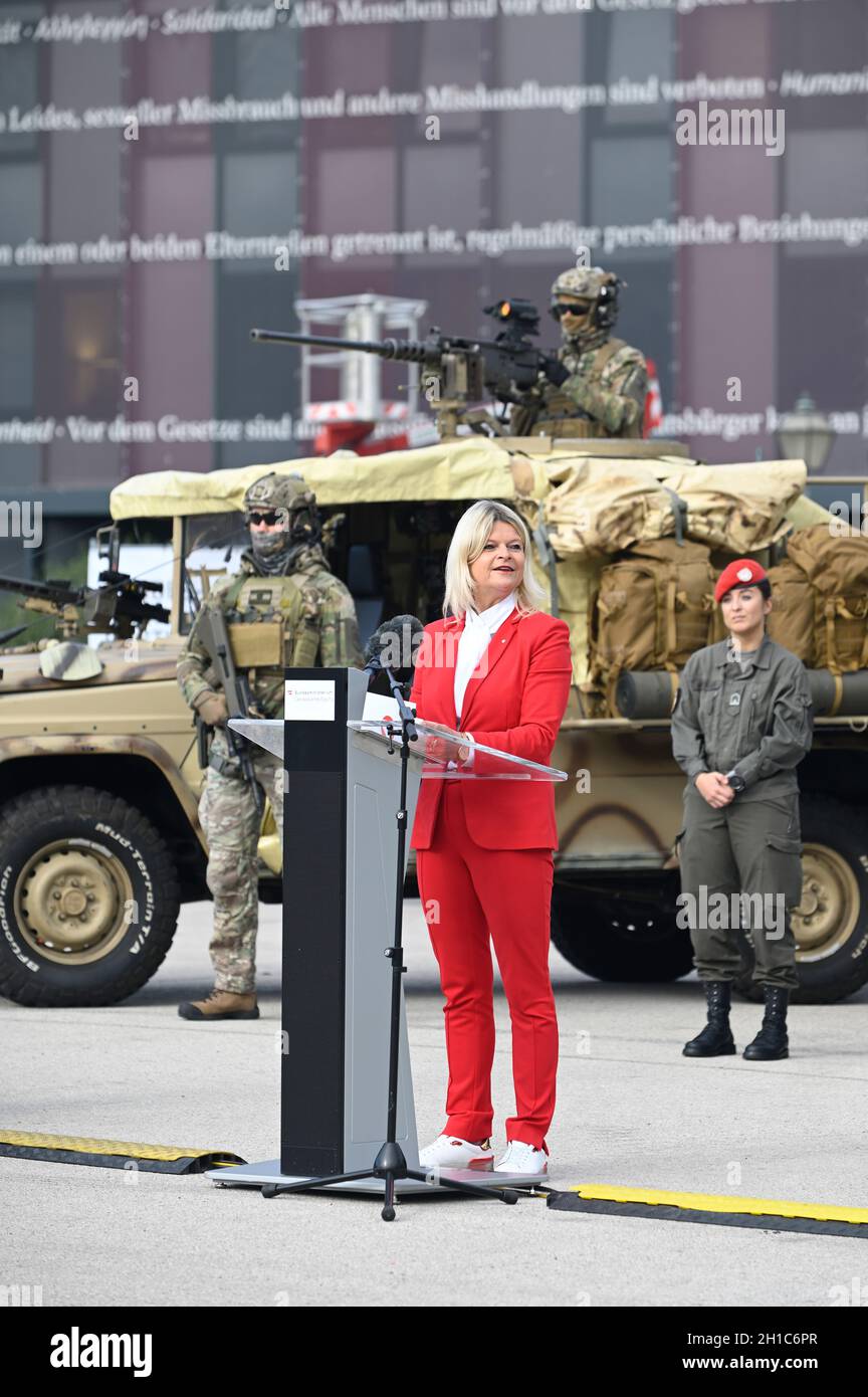 Wien, Österreich. 18. Okt. 2021. Pressekonferenz zu den Militärfeiern der Streitkräfte anlässlich des Nationalfeiertags 2021 auf dem Heldenplatz in Wien mit Verteidigungsministerin Klaudia Tanner (ÖVP). Kredit: Franz Perc / Alamy Live News Stockfoto