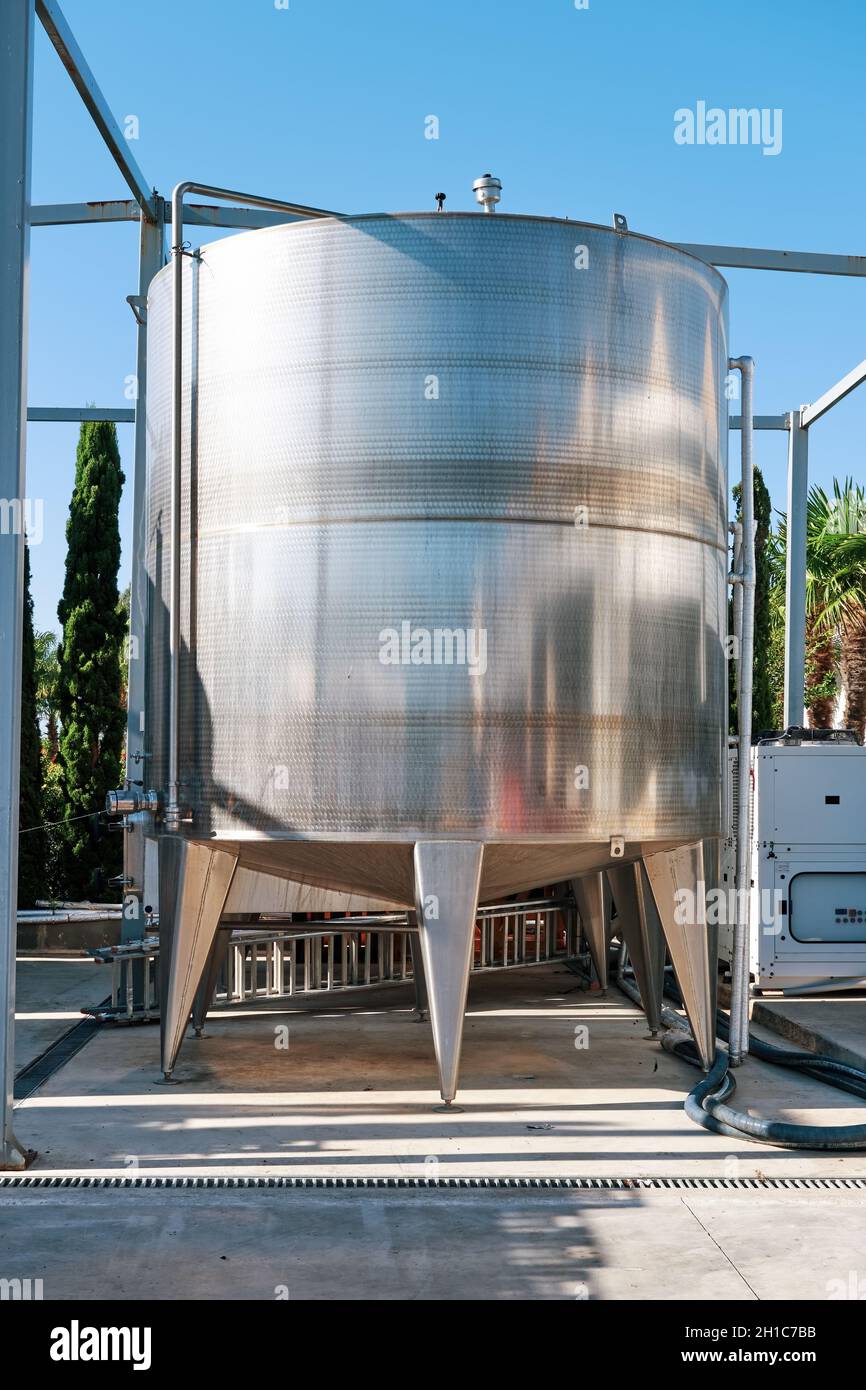 Boiler Tank für die Weingärung in einem Weingut. Weinherstellung. Stockfoto