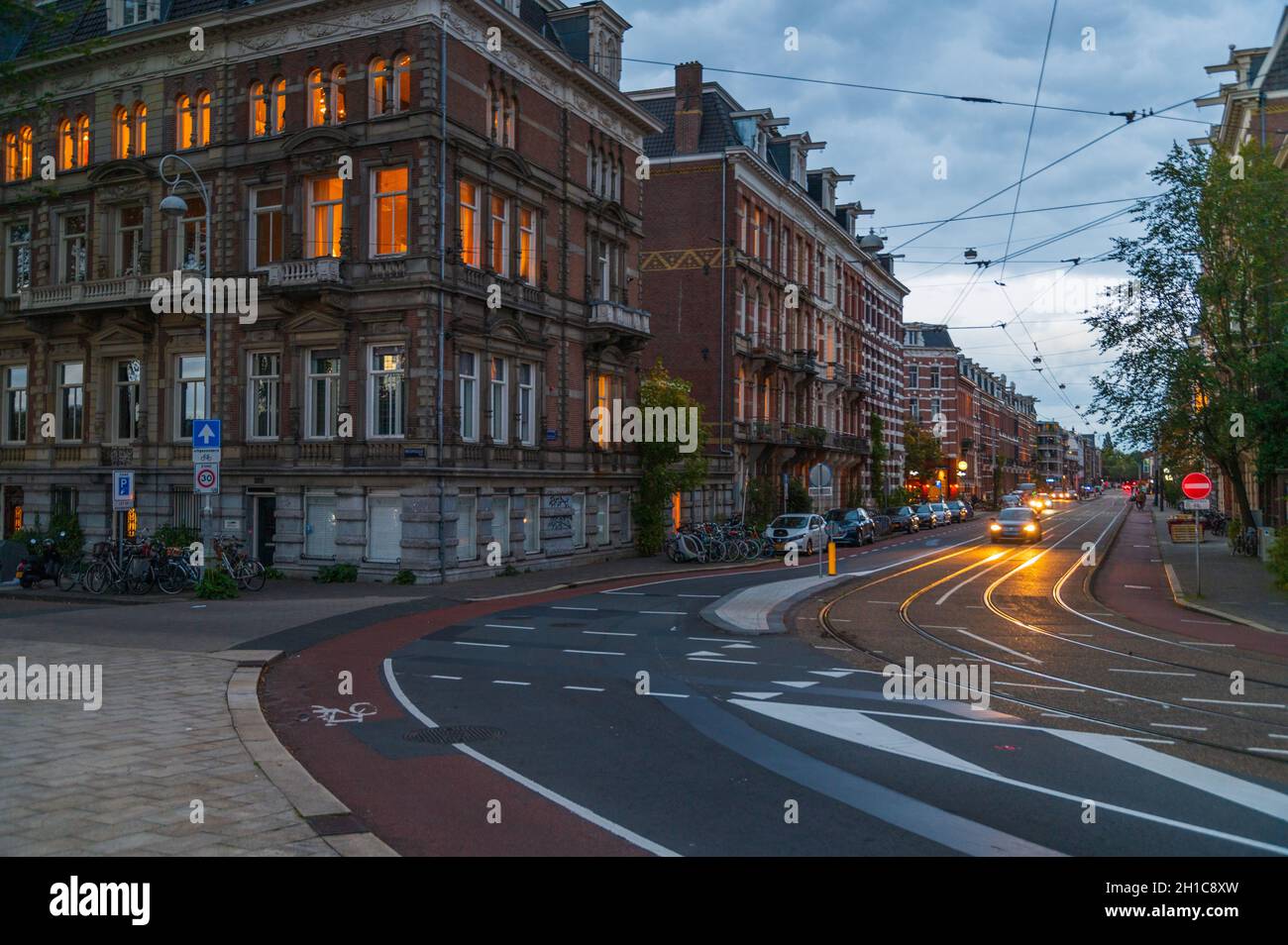 Wohnviertel in Amsterdam in der Abenddämmerung Stockfoto