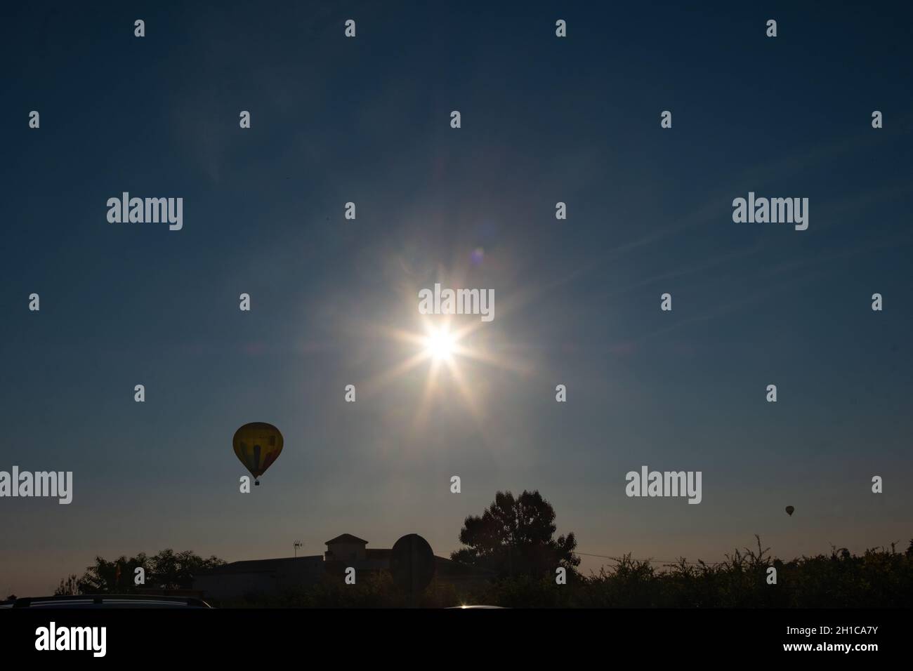 Landschaft zwei Heißluftballons fliegen in den blauen Himmel in der Dämmerung Stockfoto