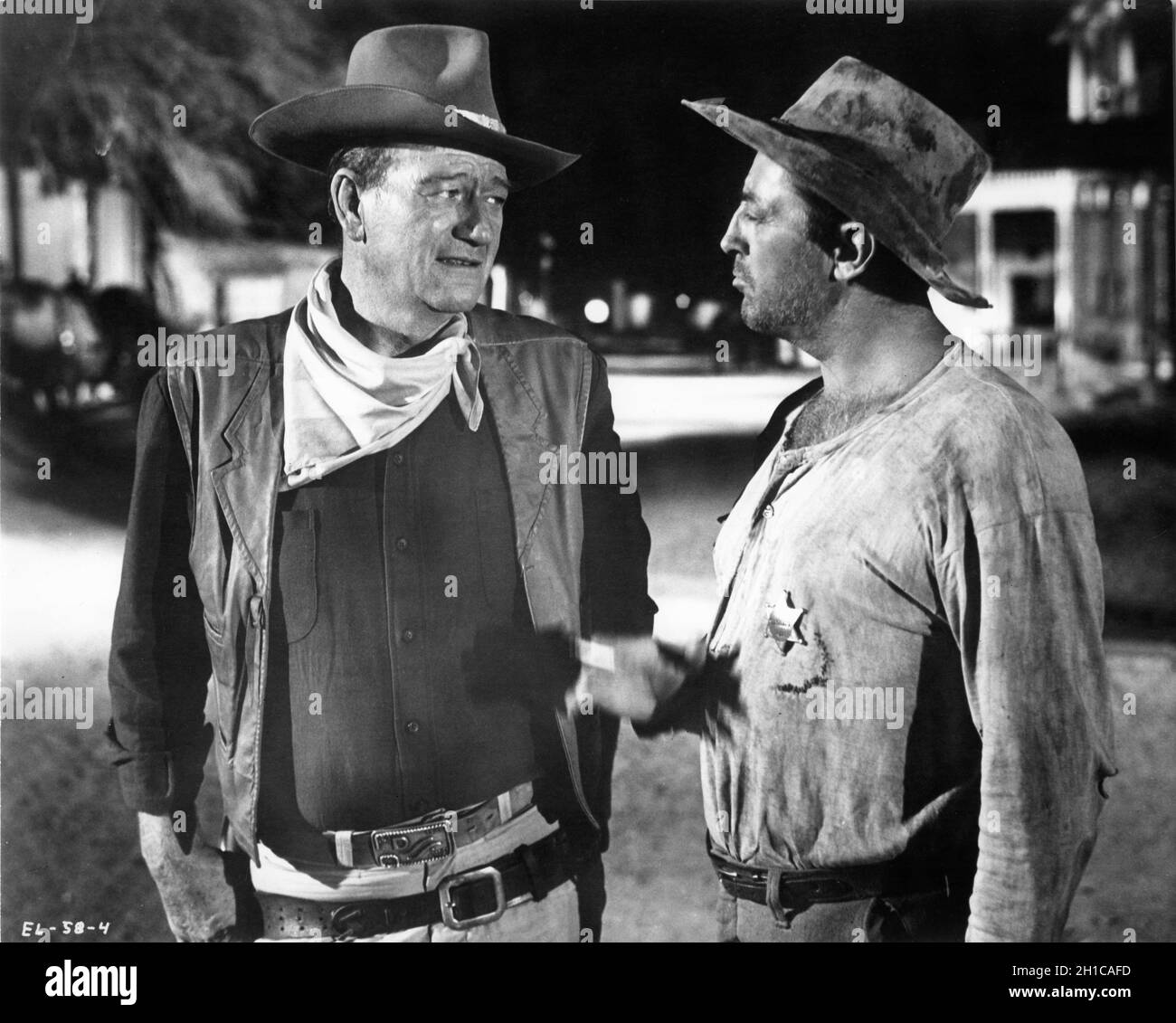 JOHN WAYNE und ROBERT MITCHUM in EL DORADO 1966 Regisseur / Produzent HOWARD HAWKS Roman The Stars in Their Courses von Harry Brown Drehbuch Leigh Brackett Kostümdesign Edith Head Laurel Productions / Paramount Picturs Stockfoto