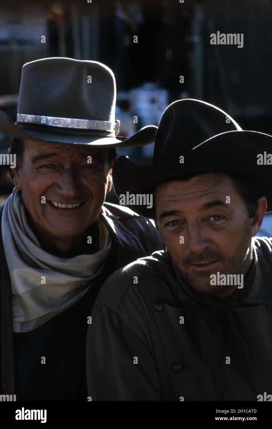 JOHN WAYNE und ROBERT MITCHUM am Set ein ehrliches Farbportrait während der Dreharbeiten zu EL DORADO 1966 Regisseur / Produzent HOWARD HAWKS Roman The Stars in Their Courses von Harry Brown Drehbuch Leigh Brackett Kostümdesign Edith Head Laurel Productions / Paramount Picturms Stockfoto