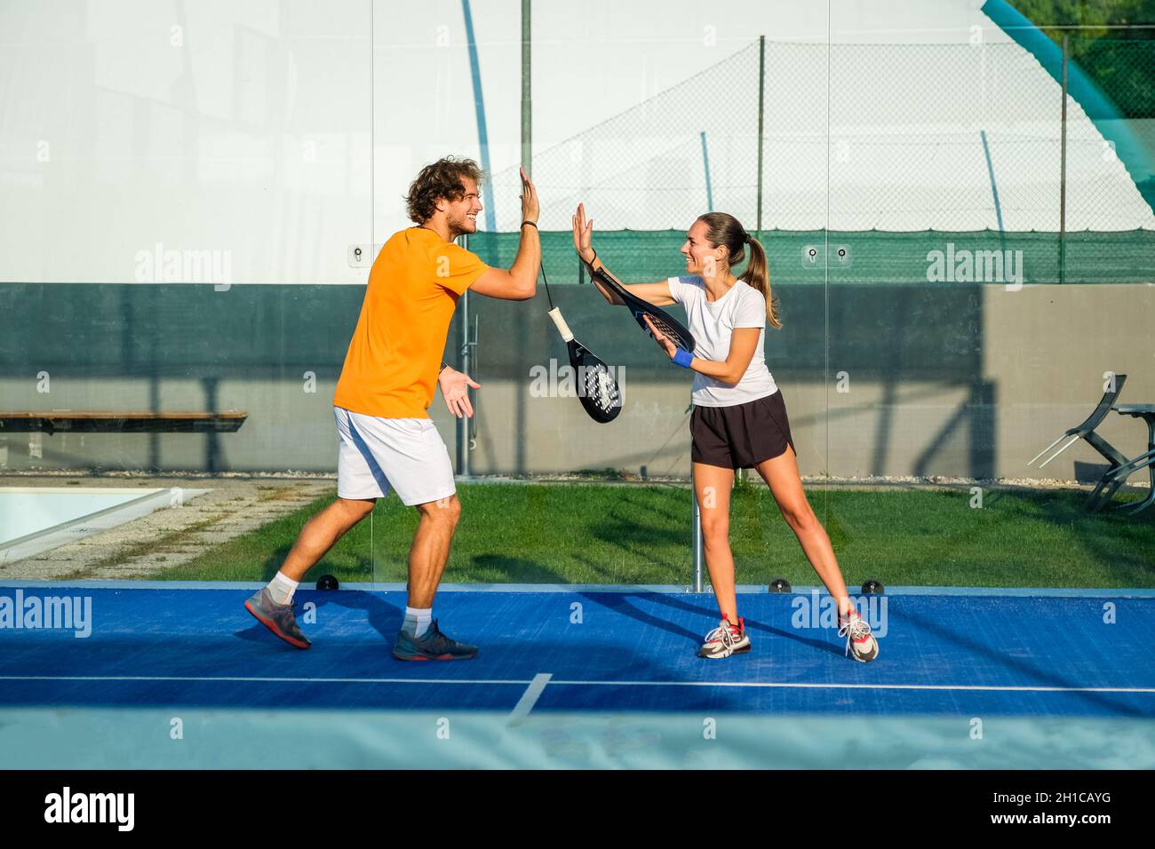 Porträt eines Handshakes von zwei Padel-Tennisspielern Stockfoto