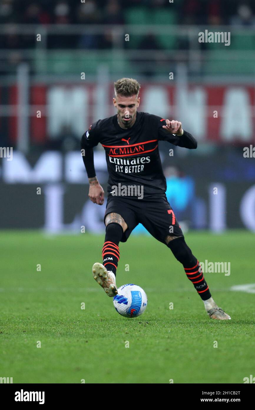 Samu Castillejo von AC Mailand steuert den Ball während der Serie A Spiel zwischen AC Mailand und Hellas Verona FC . Stockfoto