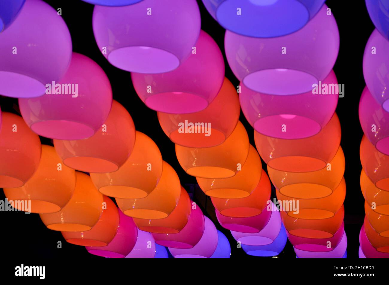 Ein mehrfarbiger Lichtbildschirm auf der IKEA (Sheffield, England) Stockfoto