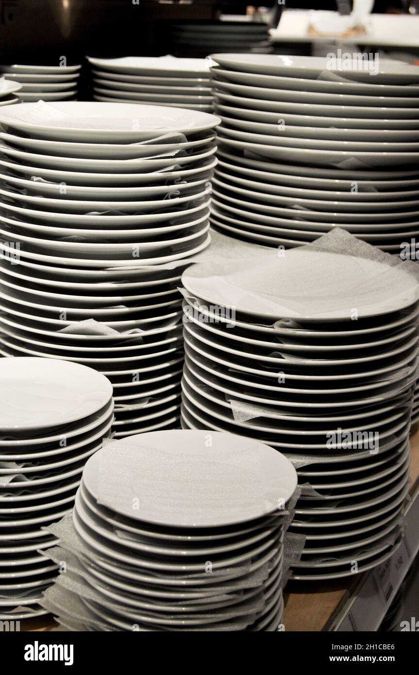 Gestapelte weiße Platten zum Verkauf bei IKEA, Sheffield, England Stockfoto