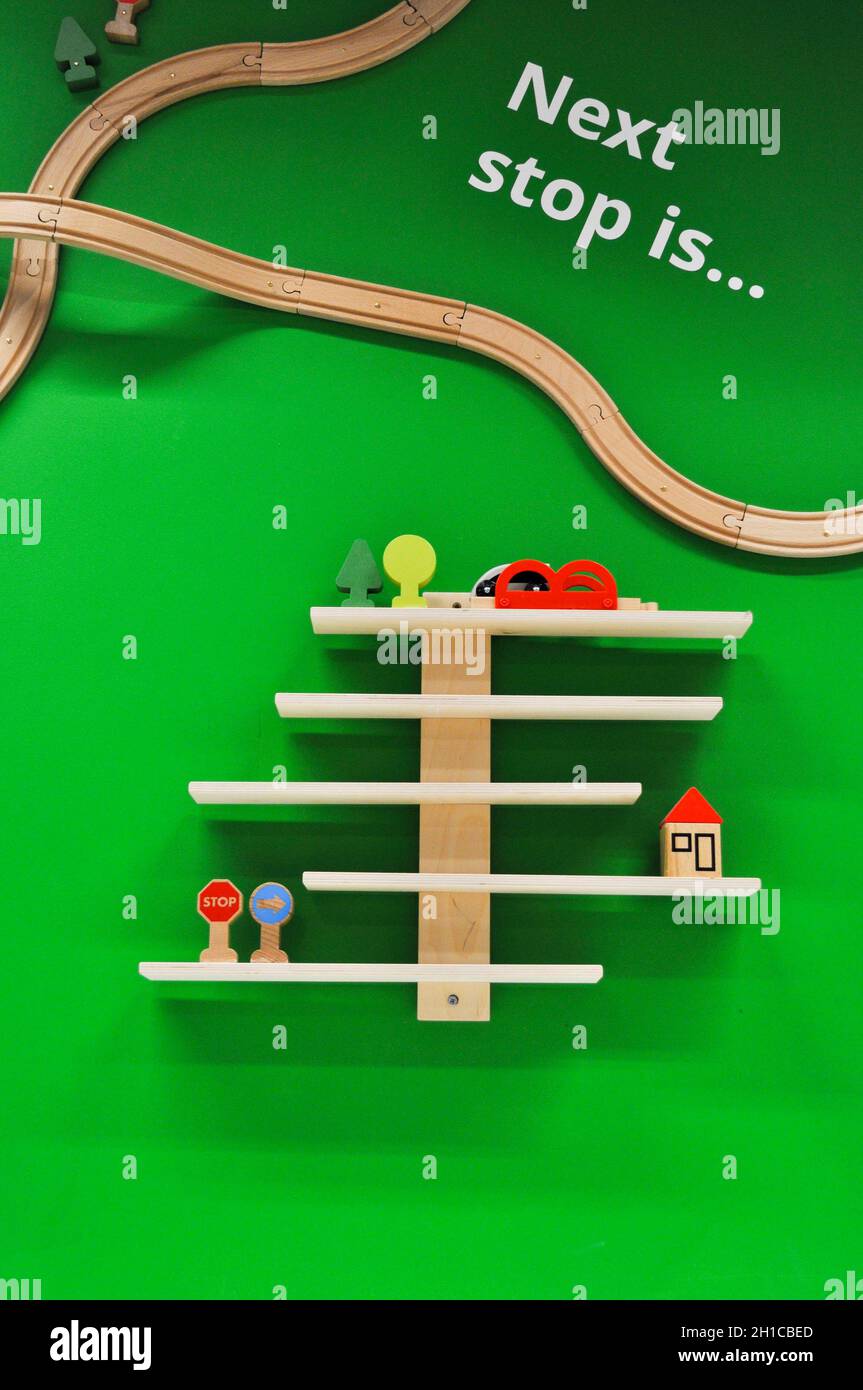 Clevere Wanddarstellung mit hölzernen Zuggleisen und Objekten in der Spielzeugabteilung von IKEA, Sheffield, England Stockfoto