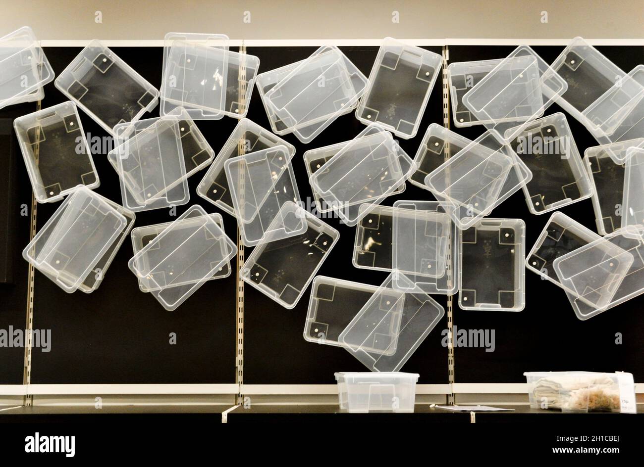 Eine Ausstellung von durchsichtigen Kunststoff-Aufbewahrungsboxen und -Deckeln auf der IKEA, Sheffield, England Stockfoto