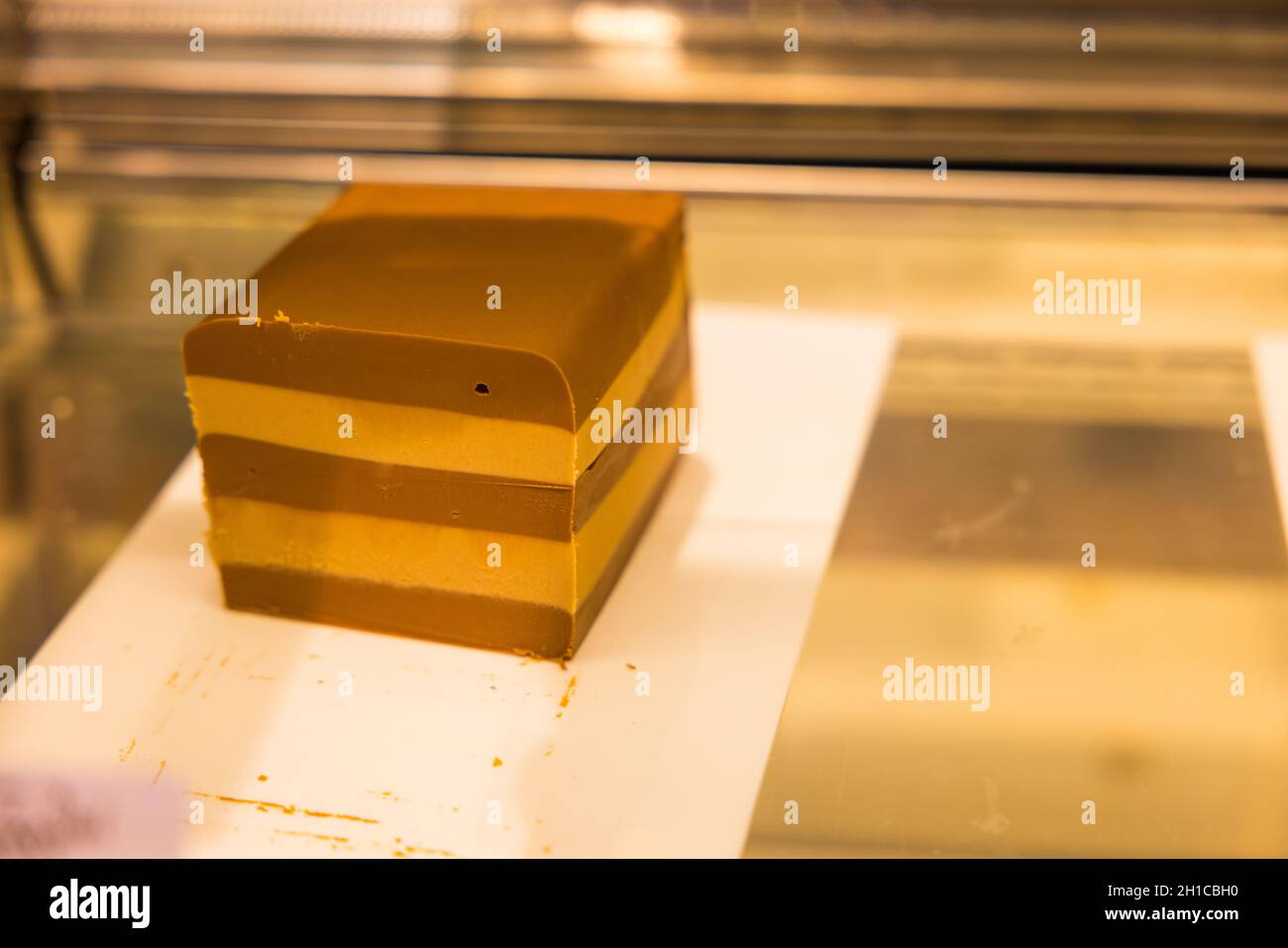 Köstlicher leichter Schokoladenkuchen mit Mousse in einer Konditorei Stockfoto