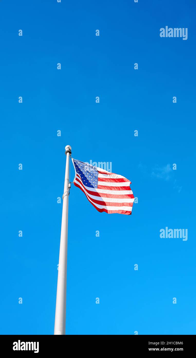 Amerikanische Flagge gegen den blauen Himmel, Platz für Text. Stockfoto