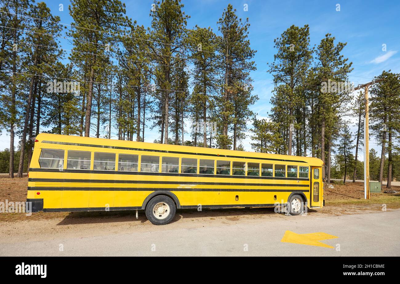 Der Schulbus parkte an einer Landstraße, South Dakota, USA. Stockfoto