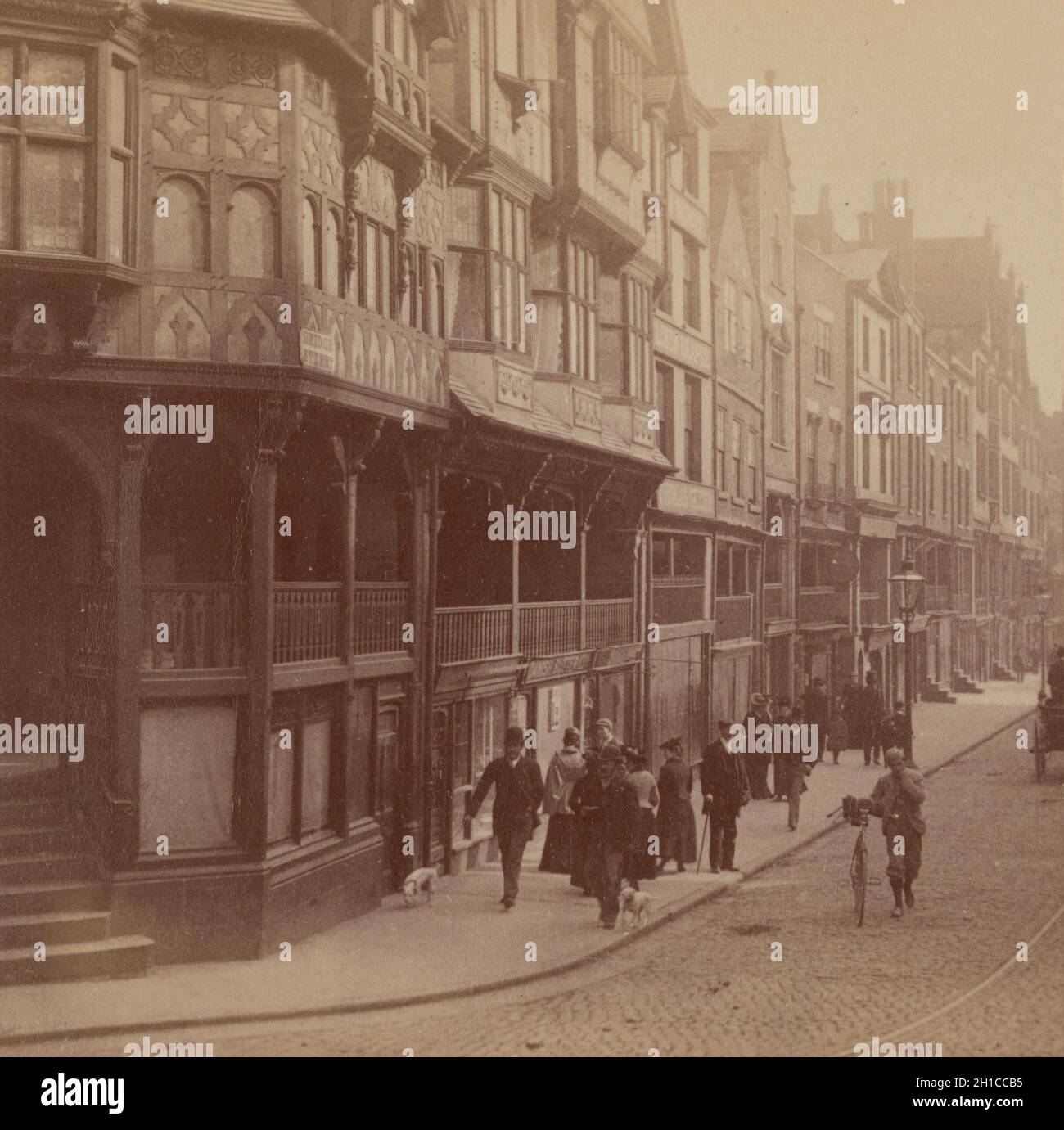 Vintage-Foto aus dem Jahr 1893 von der Bridge Street von der Watergate Street in Chester, einer historischen Stadt in England aus dem Mittelalter. Stockfoto