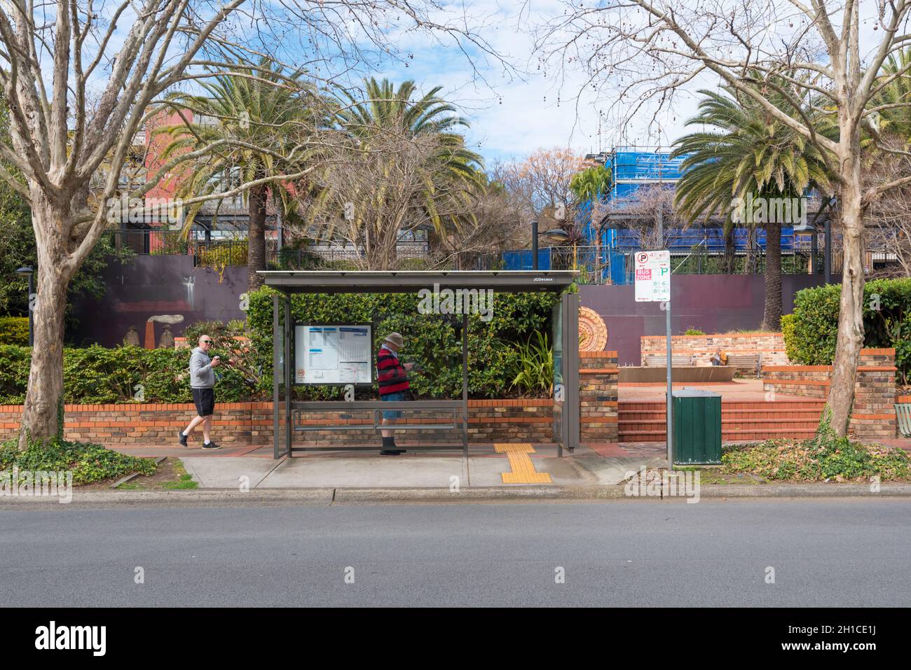 Eine moderne Glas- und Stahlbusshütte in Chatswood, Sydney, die mit einer hellgelben, angehobenen Oberfläche ausgestattet ist, um sehbehinderten Busbenutzern zu helfen Stockfoto