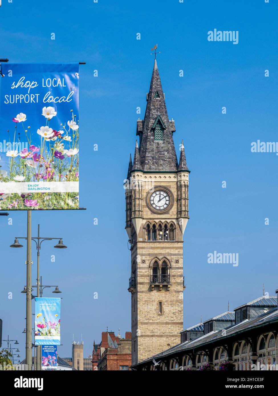 Historischer Marktuhrturm aus dem 19. Jahrhundert in der West Row, Darlington. VEREINIGTES KÖNIGREICH Stockfoto