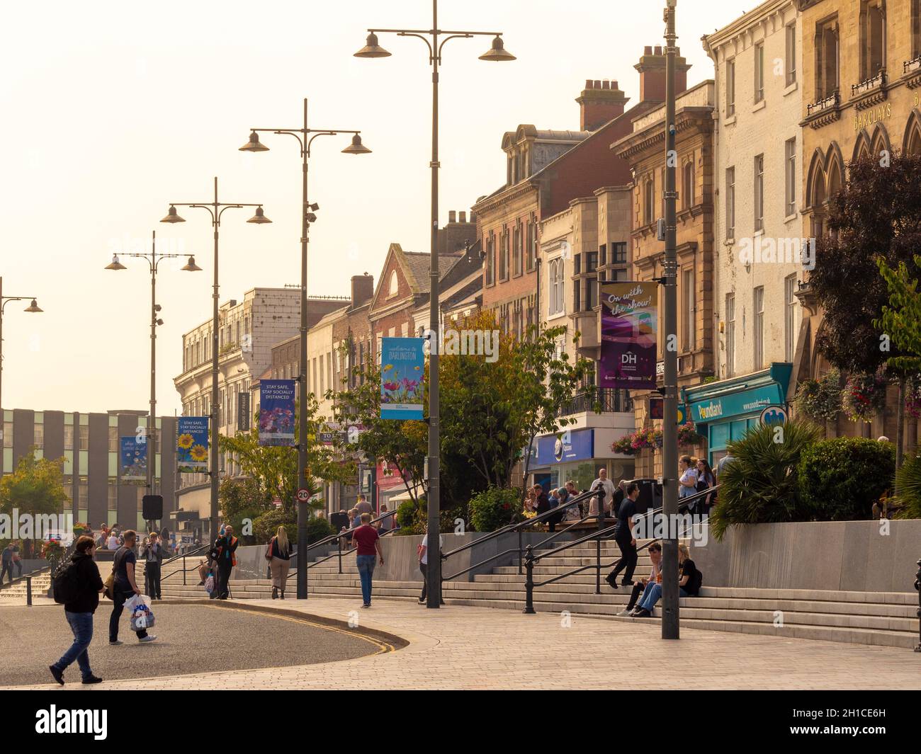 West Row im Sommer, eine Fußgängerzone im Stadtzentrum von Darlington, Großbritannien Stockfoto