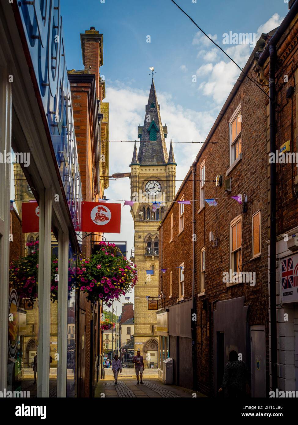 Darlington Clock Tower sehen Sie vom Post House Wynd, einer schmalen Straße zwischen High Row und Skinnergate. Darlington, Country Durham. Stockfoto