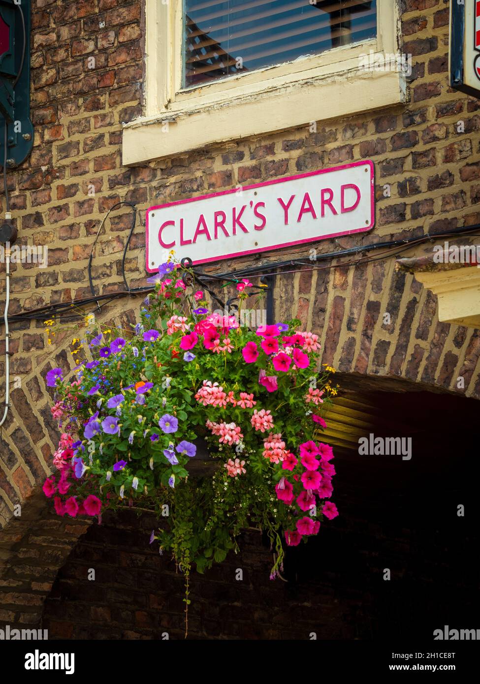 Eingang zum Clark's Yard, einer von drei engen Gassen, die Skinnergate mit High Row im Stadtzentrum von Darlington verbinden Stockfoto