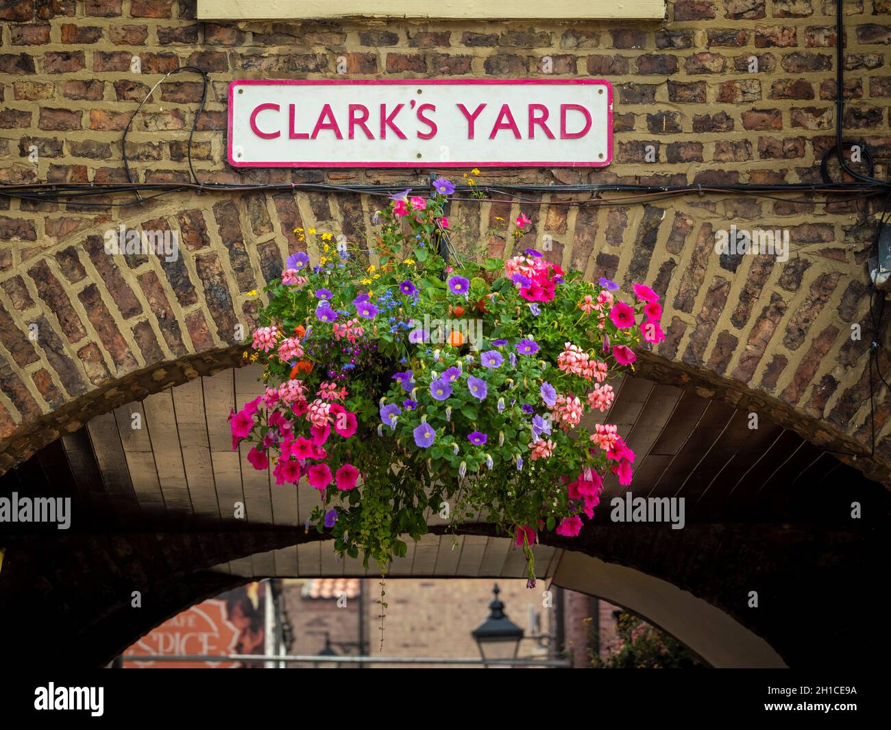 Eingang zum Clark's Yard, einer von drei engen Gassen, die Skinnergate mit High Row im Stadtzentrum von Darlington verbinden Stockfoto