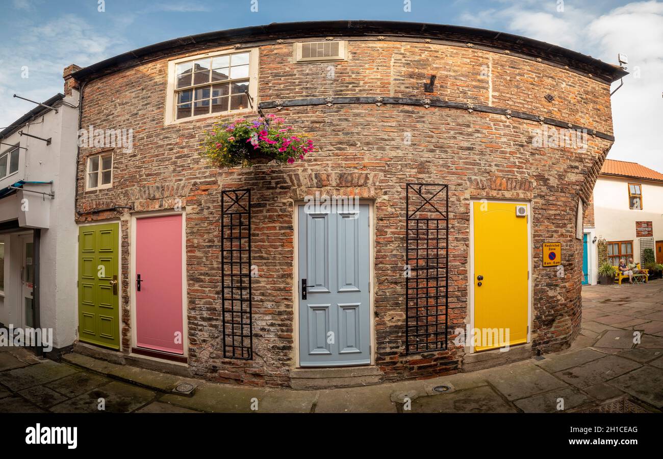 Bunte Türen in Buckton's Yard. Darlington Stockfoto