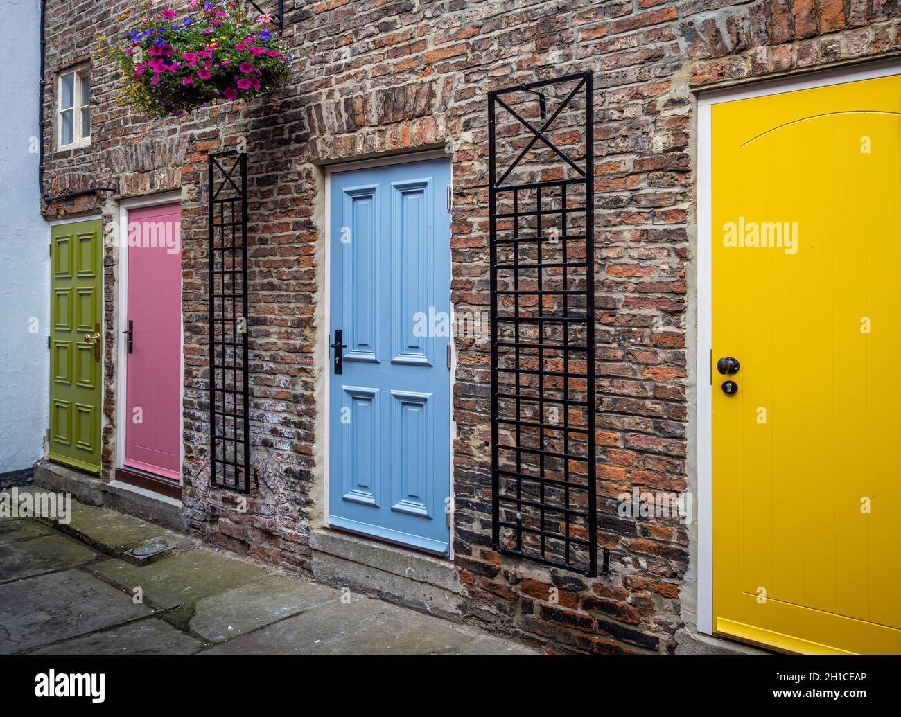 Bunte Türen in Buckton's Yard. Darlington Stockfoto