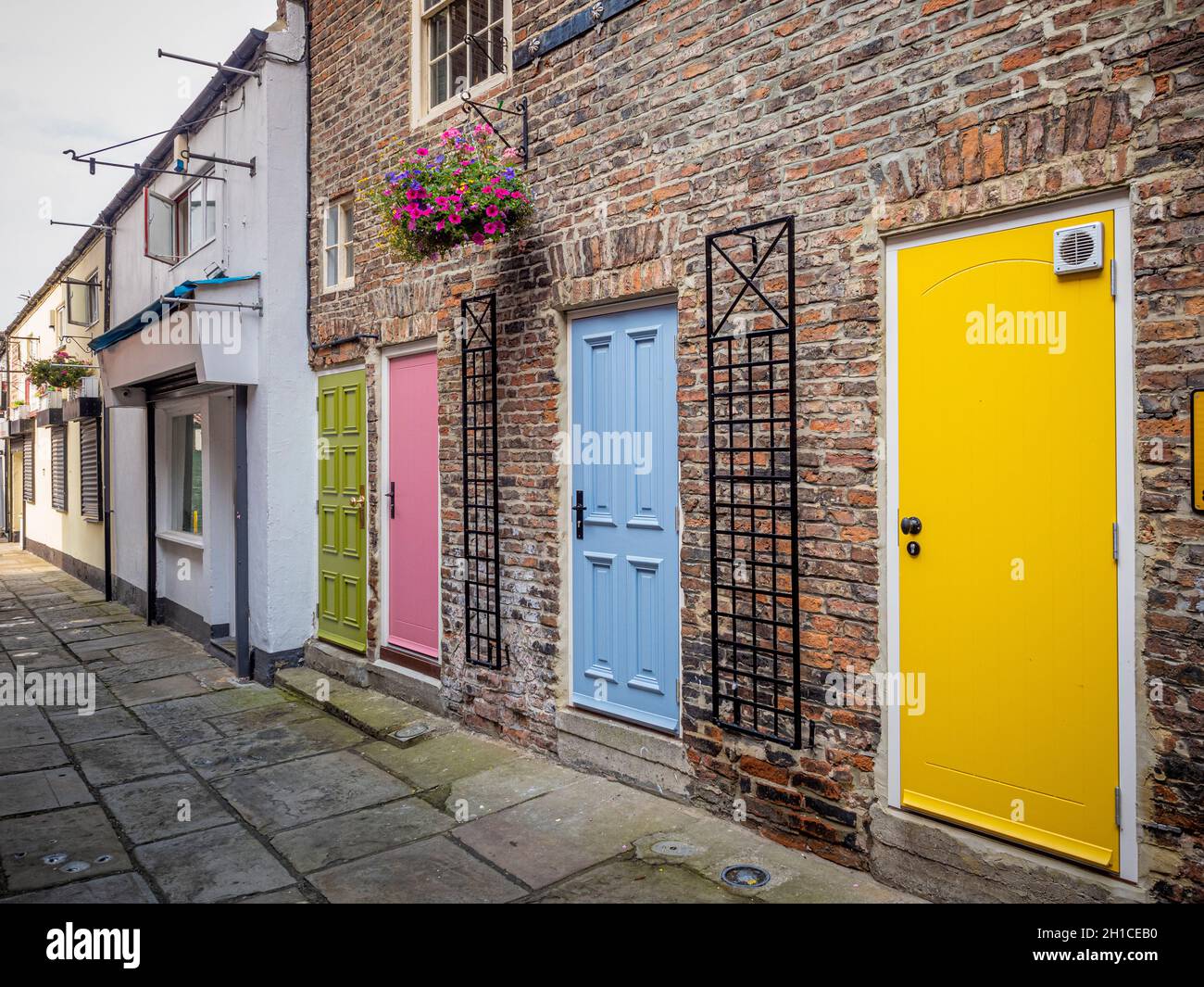Bunte Türen in Buckton's Yard. Darlington Stockfoto
