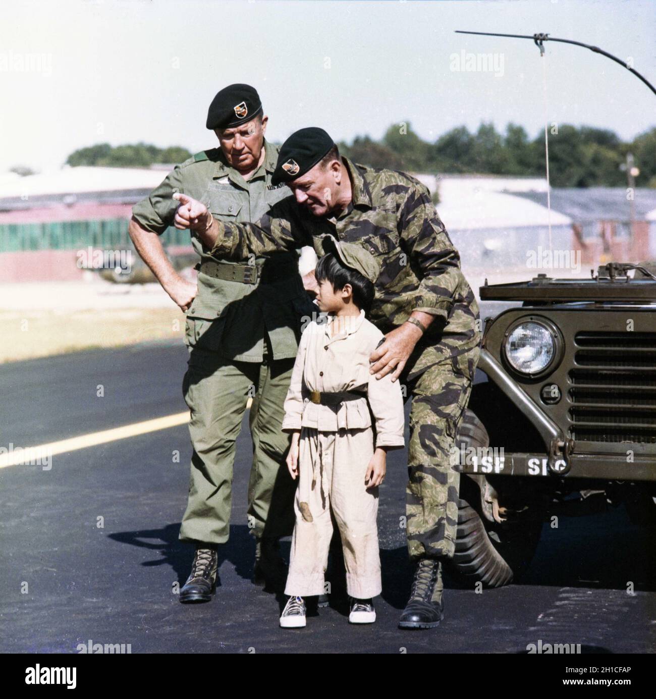 BRUCE CABOT JOHN WAYNE und Vietnamese Boy in THE GREEN BERETS 1968 Regisseure RAY KELLOGG JOHN WAYNE und (nicht im Guthaben) MERVYN Leroy Roman Robin Moore Drehbuch James Lee Barrett Musik Miklos Rozsa Produzent Michael Wayne Batjac Productions / Warner Bros. / Seven Arts Stockfoto