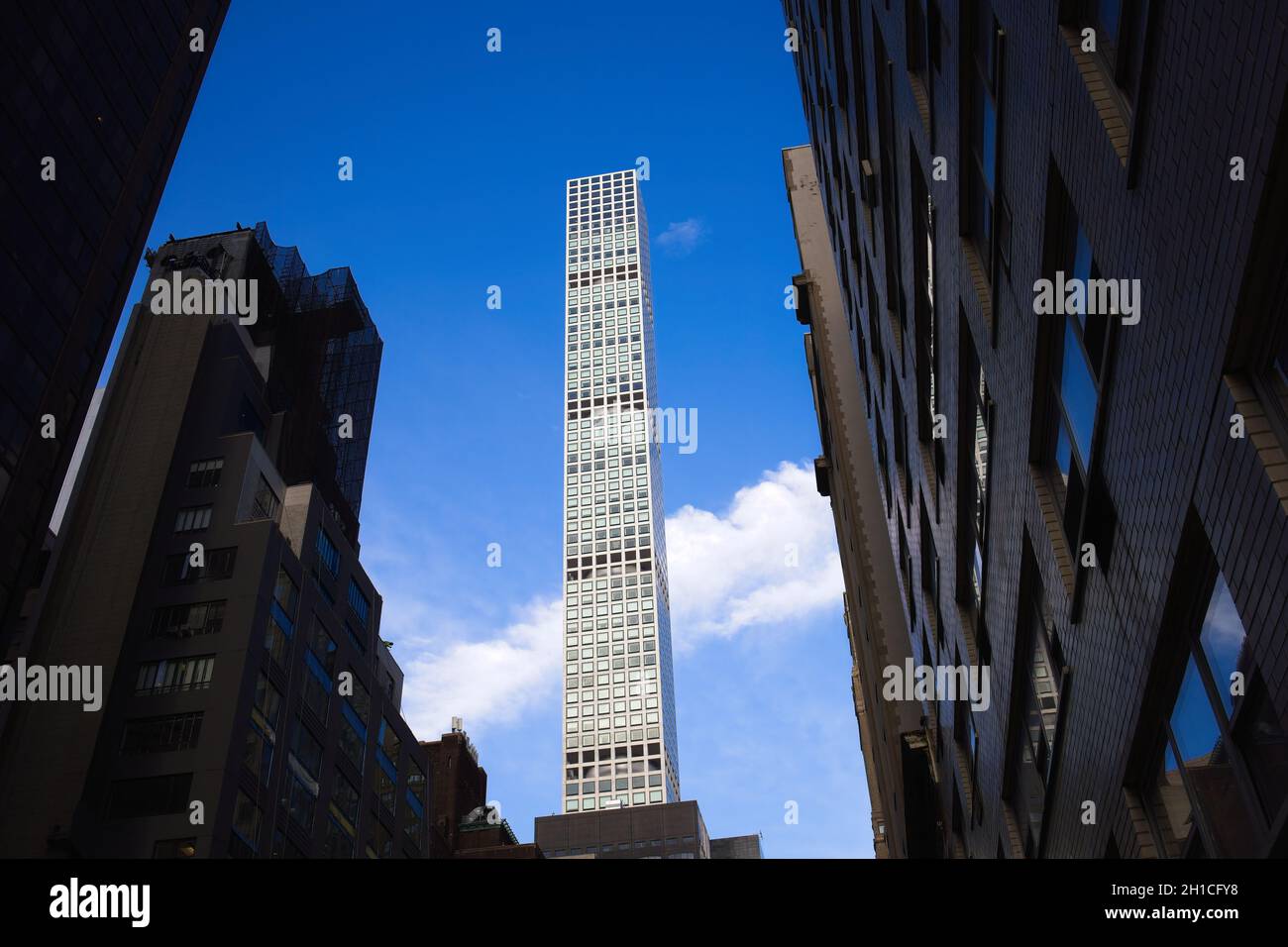 New York, NY, USA - 18. Oktober 2021: 432 Park Avenue, ein Wolkenkratzer, in dem Anwohner eine Klage wegen schäbiger Baumaßnahmen eingereicht haben Stockfoto