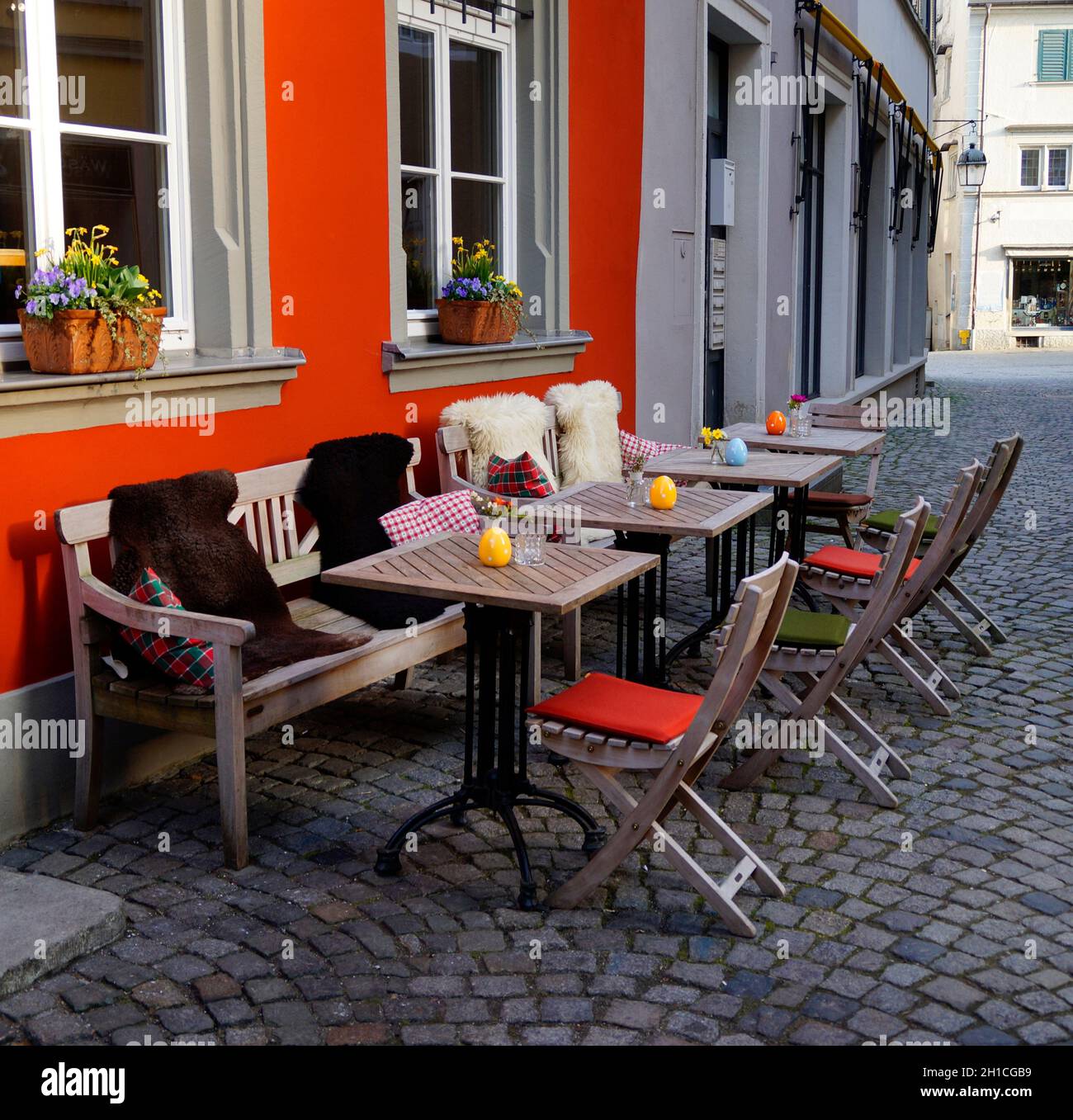 Ein süßes kleines Straßencafé auf der Insel Lindau in Deutschland an einem schönen Frühlingstag Stockfoto