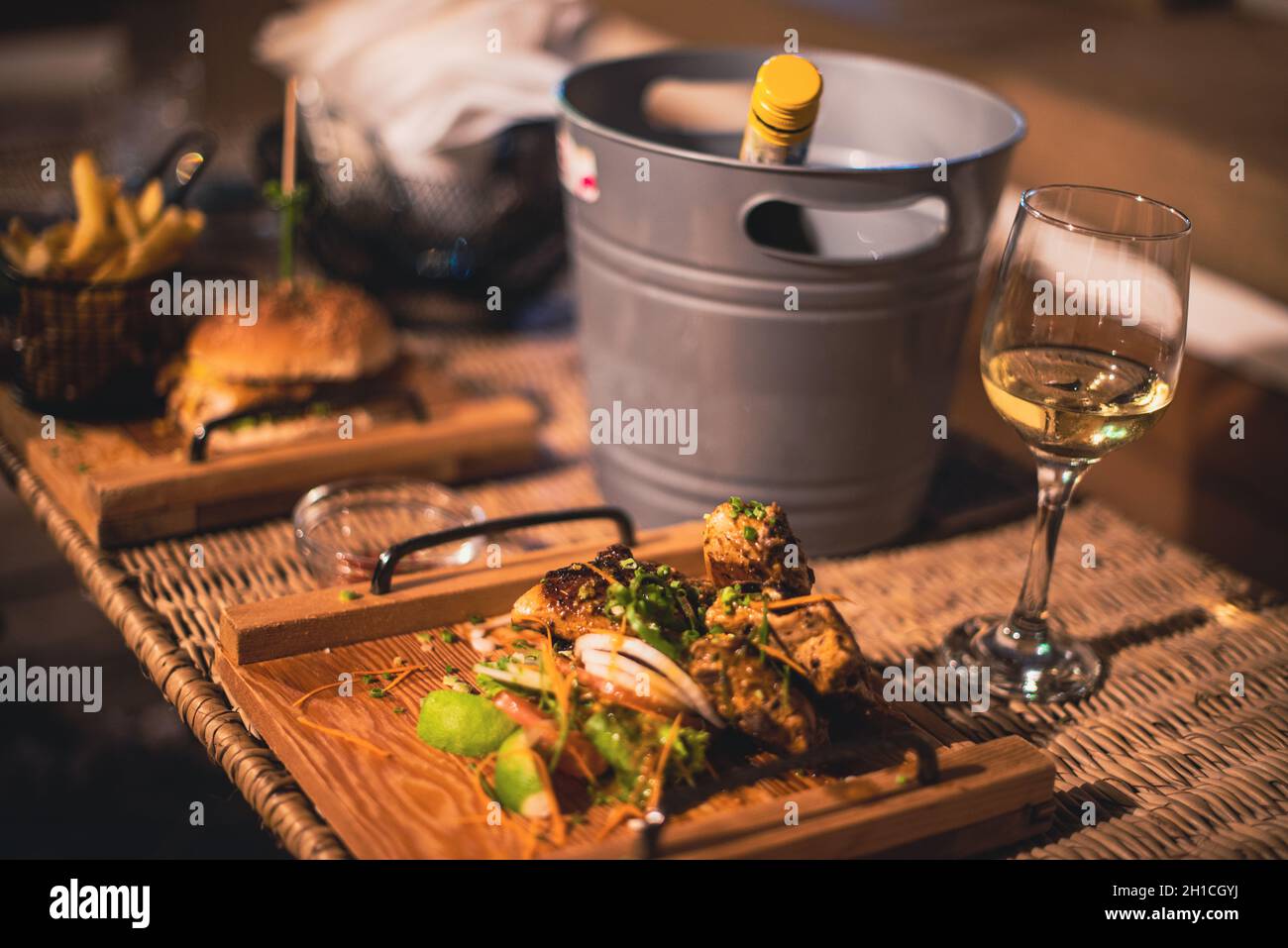 Peri Peri Huhn und Wein auf dem Tisch Stockfoto