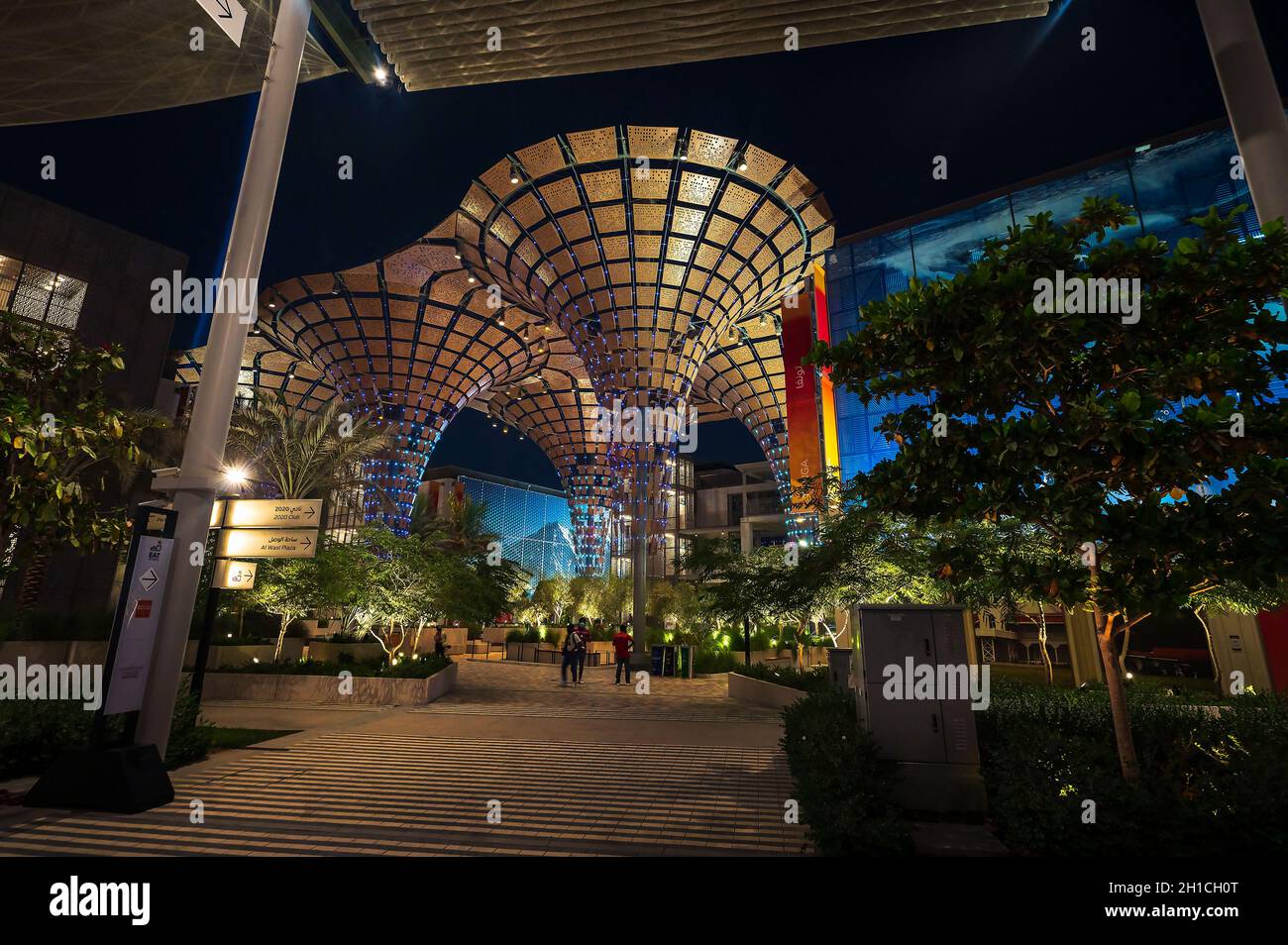 Dubai, Vereinigte Arabische Emirate - 3. Oktober 2020: Nachtansicht im Mobility Pavilion Avenue auf der Dubai EXPO 2020 mit charakteristischer Architektur beleuchtet Stockfoto
