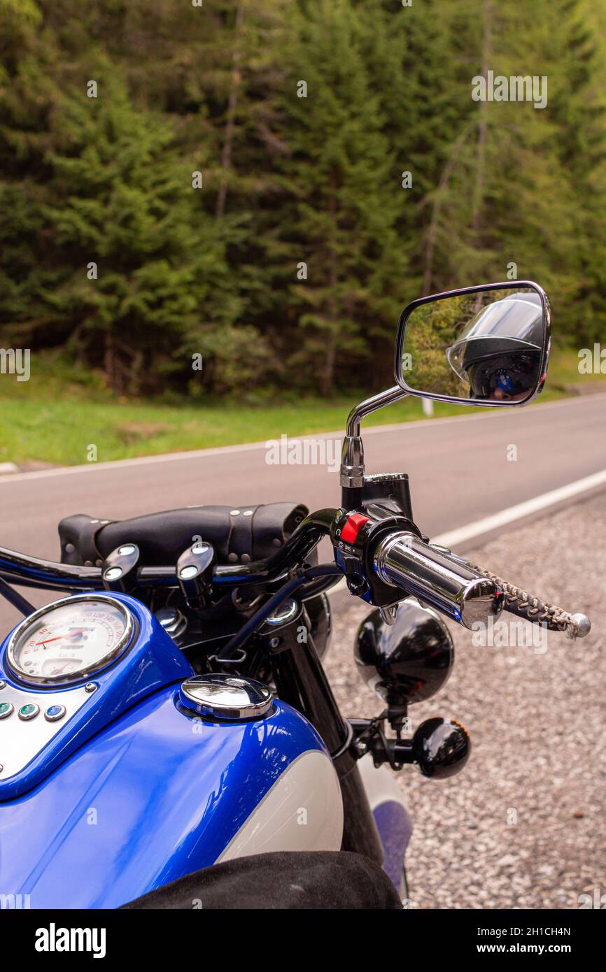 Retro Cruiser Motorrad geparkt am Bergstraßenrand in Südtirol; nostalgischer Look des indischen Klassikers Stockfoto
