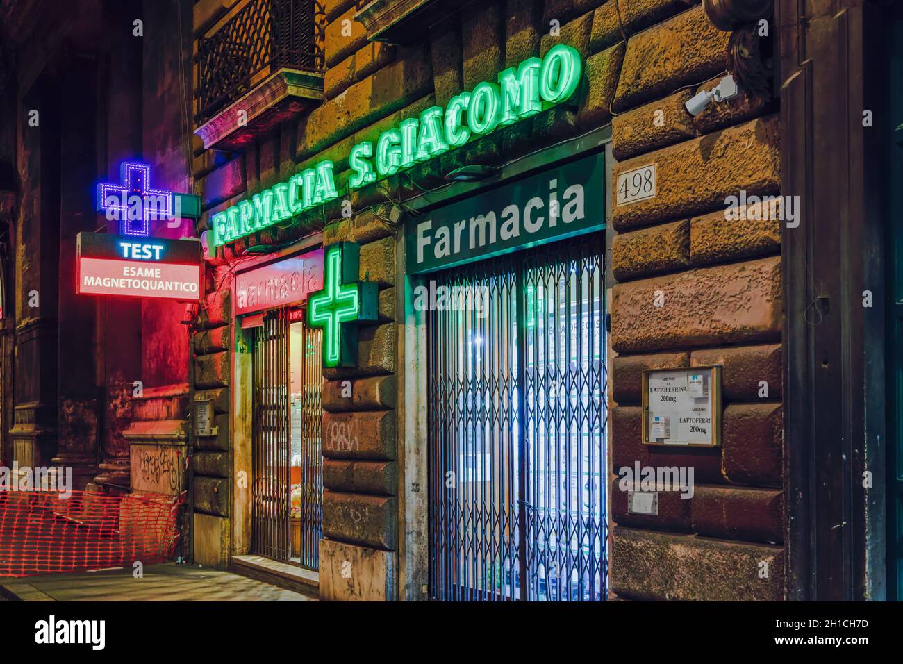 Rom, Italien Öffnen Apotheke Eingang mit Quantum Magneto-Testschild. Außenansicht des italienischen Pharmazeutikladens mit beleuchtetem grünen Display und Schaufenster. Stockfoto